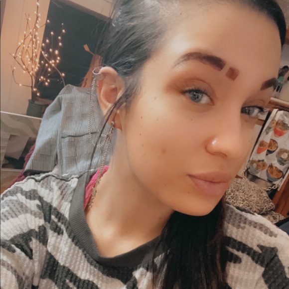 Meet your Posher, Elle - Picture 2 of 2